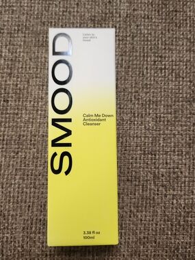SMOOD Calm Me Down Antioxidant Cleanser - Yellow/White Box